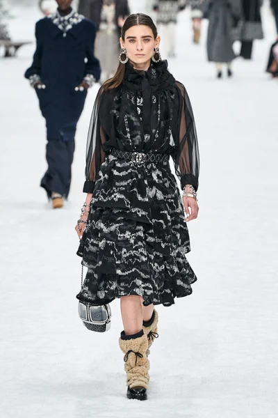 Look 16